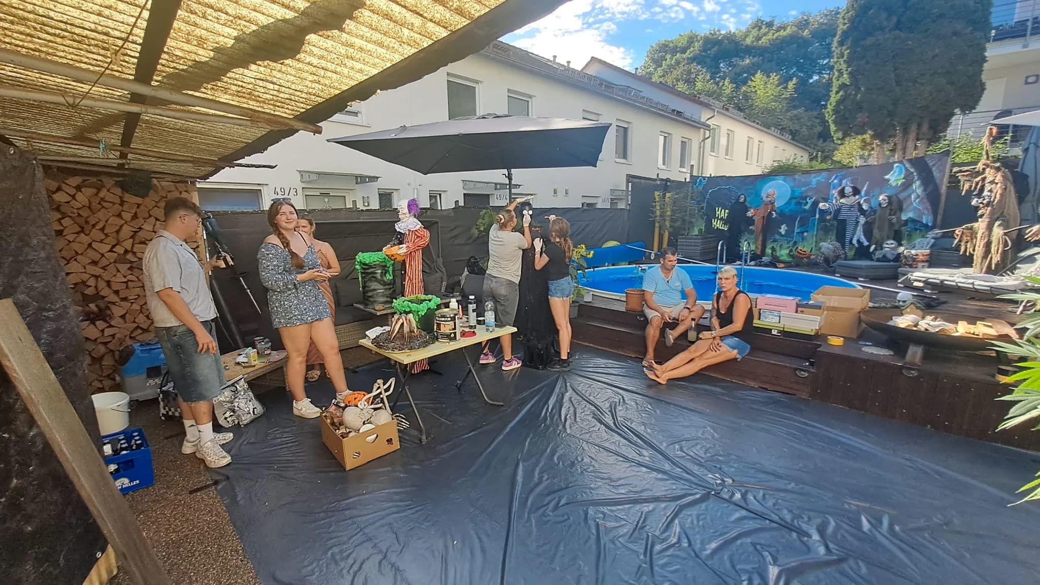 Helferinnen und Helfer basteln an mehreren Tischen im Freien